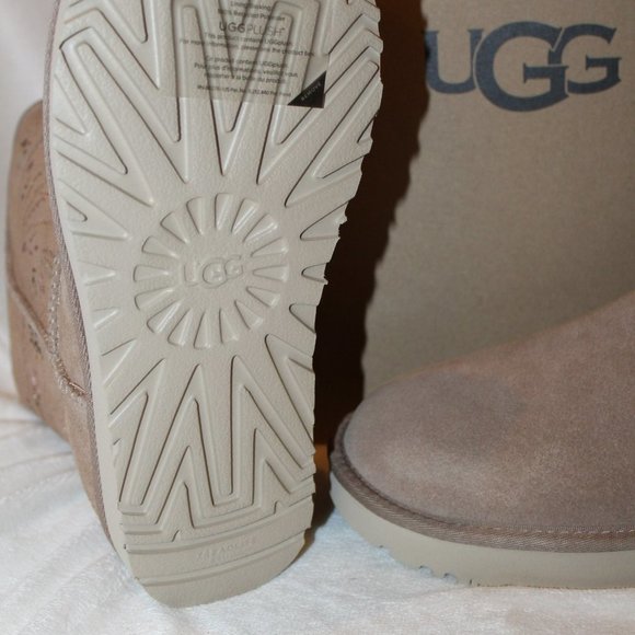 NIB UGG WOMEN'S CLASSIC SHORT GOLD BURST SUEDE SHEARLING LINED BOOTS - Picture 7 of 8